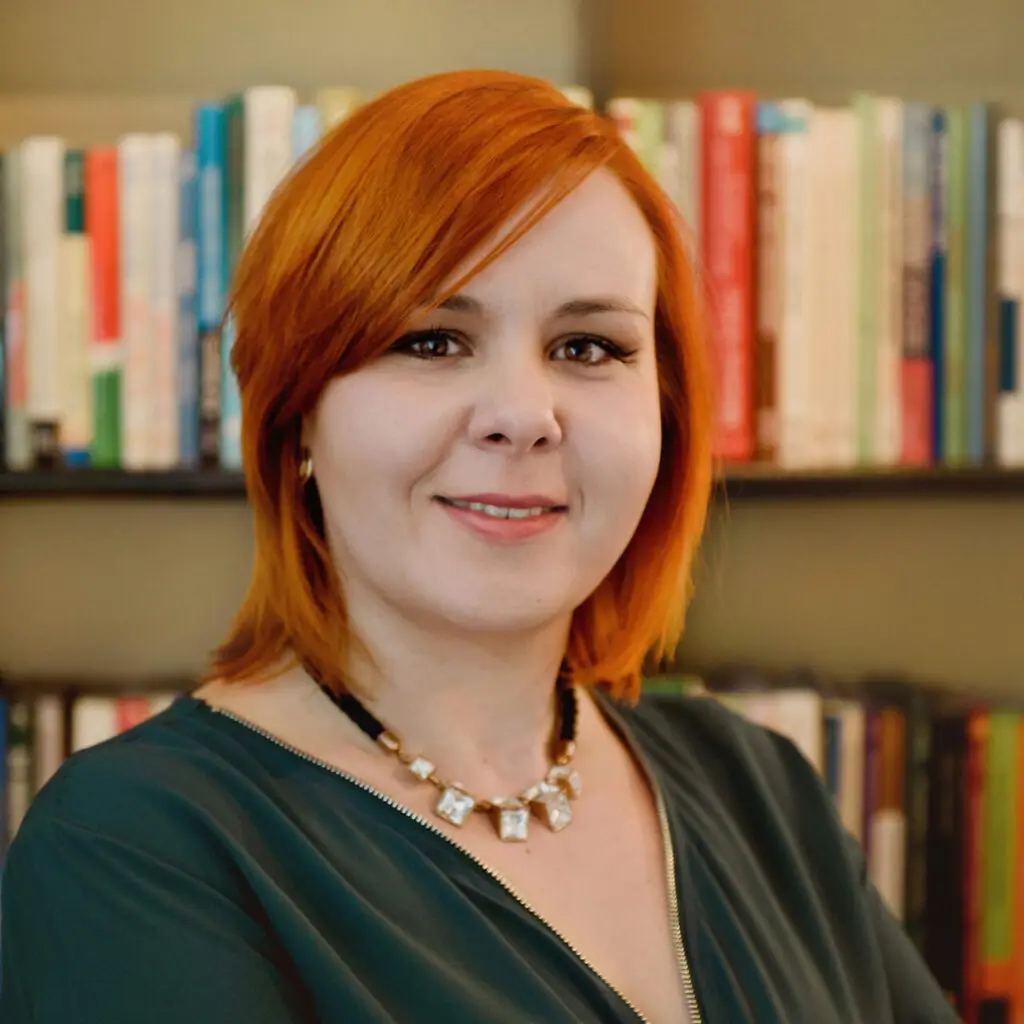 kobieta, zdjęcie cut popiersie na tle biblioteczki z książkami