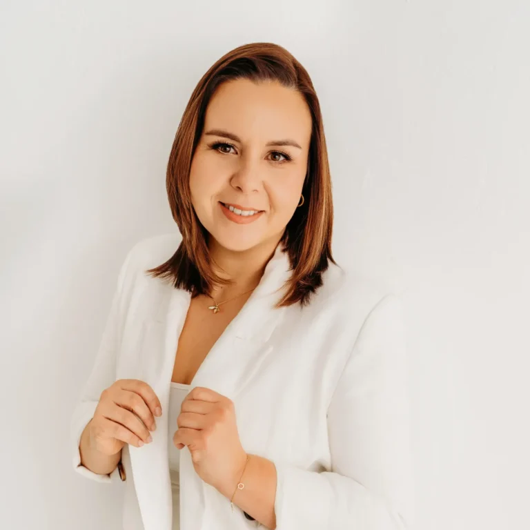 zdjęcie terapeutki na białym tle